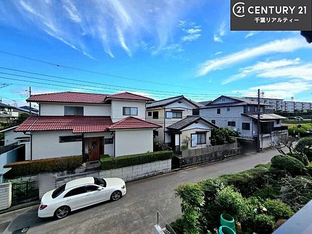 落ち着きある住宅街です!周囲には高い建物がなく、空が広く開放感があり、陽当たりを大きく遮られることもありません!気持ちの良い風が通り抜ける街並みです!