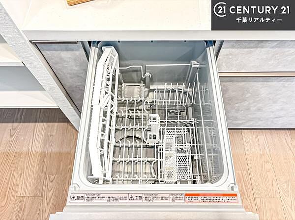 食洗機付きのキッチンです！忙しい時や手荒れ防止として大変活躍する便利な仕様です！ビルトインなのでキッチンの場所を取らず調理スペースを広く使うことが出来ます！