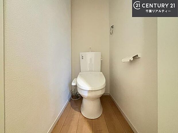 1・2階にトイレがございます!朝の忙しい時間帯も待たずにすみそうですね。白を基調とした清潔感のあるトイレでお手入れがしやすいです!