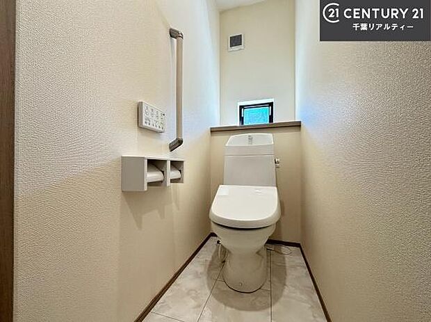 1・2階にトイレがございます!朝の忙しい時間帯も待たずにすみそうですね。白を基調とした清潔感のあるトイレでお手入れがしやすいです!