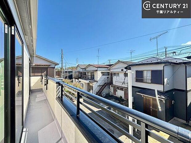 落ち着きある住宅街です!周囲には高い建物がなく、空が広く開放感があり、陽当たりを大きく遮られることもありません!気持ちの良い風が通り抜ける街並みです!