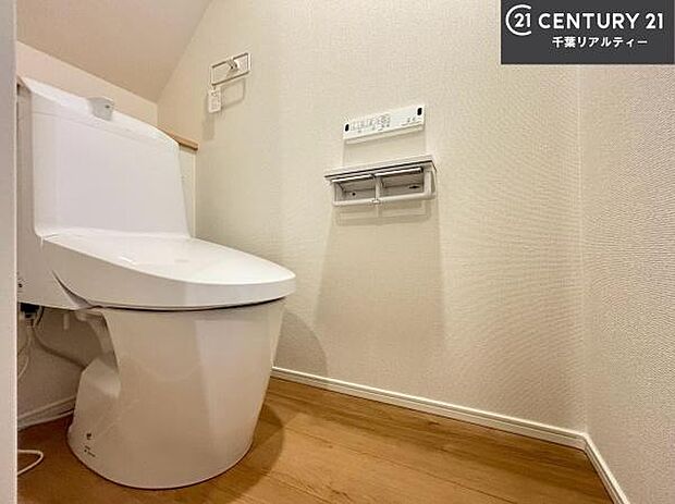 1・2階にトイレがございます!朝の忙しい時間帯も待たずにすみそうですね。白を基調とした清潔感のあるトイレでお手入れがしやすいです!