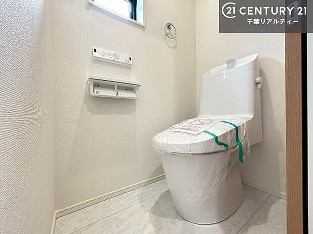 1・2階にトイレがございます!朝の忙しい時間帯も待たずにすみそうですね。白を基調とした清潔感のあるトイレでお手入れがしやすいです!