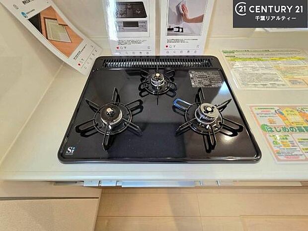 コンロは三口あるのでお料理の同時進行ができます。もちろんグリル付きです。調理スペースも広々している為作業がしやすい！使い勝手が良いシステムキッチンです！