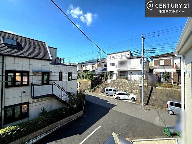 落ち着きある住宅街です！周囲には高い建物がなく、空が広く開放感があり、陽当たりを大きく遮られることもありません！気持ちの良い風が通り抜ける街並みです！