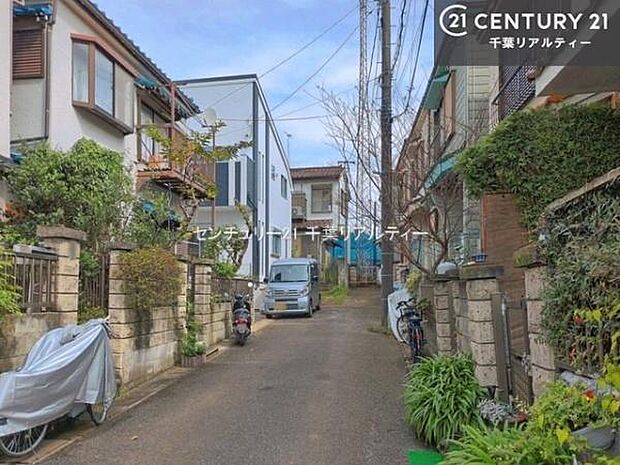 落ち着いた街並みが広がる閑静な住宅街に位置し、穏やかで心安らぐ暮らしを叶える住環境です。