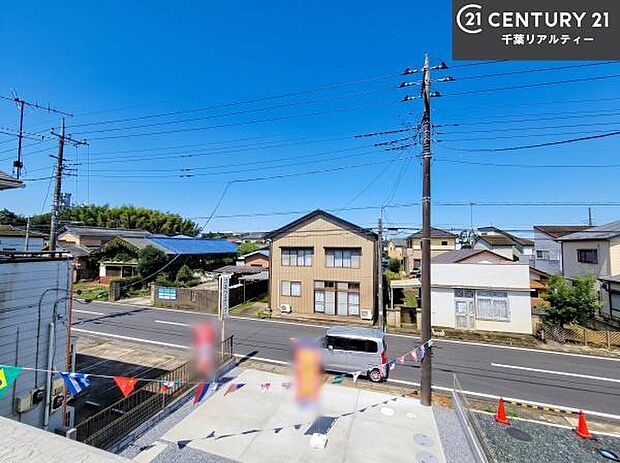 落ち着きある住宅街です！周囲には高い建物がなく、空が広く開放感があり、陽当たりを大きく遮られることもありません！気持ちの良い風が通り抜ける街並みです！