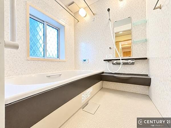 落ち着きある大人の雰囲気のバスルームは、味が出ていてバスタイムが充実！お仕事頑張っているご褒美にお好みの香りの入浴剤を入れて、楽しんでみてはいかがでしょうか？