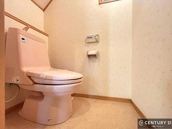 1・2階にトイレがございます！朝の忙しい時間帯も待たずにすみそうですね。白を基調とした清潔感のあるトイレでお手入れがしやすいです！