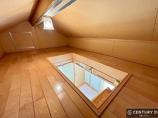 小屋浦収納付き！普段使わないような季節もののインテリアの収納にも対応！生活感を抑えてくれますね！