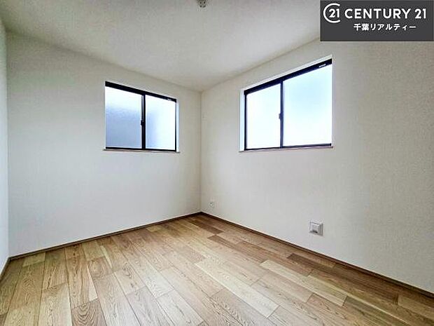 掃き出し窓がないお部屋は、お子様のお部屋としても安心です!収納スペースも充実しているので散らかったお部屋をサッと片付けられます!