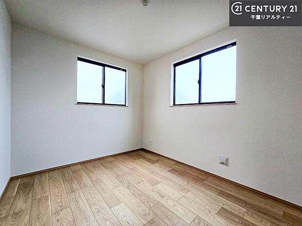 掃き出し窓がないお部屋は、お子様のお部屋としても安心です!収納スペースも充実しているので散らかったお部屋をサッと片付けられます!