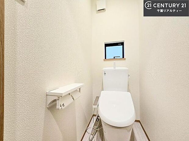 1・2階にトイレがございます!朝の忙しい時間帯も待たずにすみそうですね。白を基調とした清潔感のあるトイレでお手入れがしやすいです!