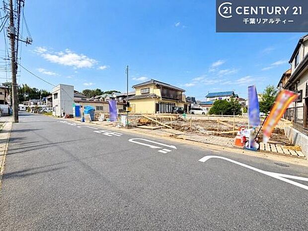 前面道路6m!陽当り良好な立地です。車庫入れが苦手な方も安心ですね。