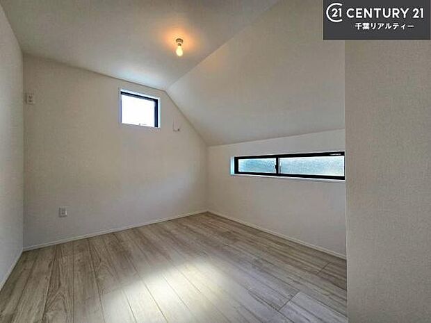 掃き出し窓がないお部屋は、お子様のお部屋としても安心です!収納スペースも充実しているので散らかったお部屋をサッと片付けられます!