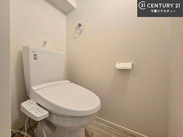 1・2階にトイレがございます!朝の忙しい時間帯も待たずにすみそうですね。白を基調とした清潔感のあるトイレでお手入れがしやすいです!