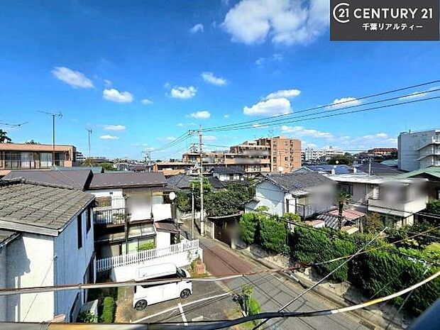 落ち着きある住宅街です!周囲には高い建物がなく、空が広く開放感があり、陽当たりを大きく遮られることもありません!気持ちの良い風が通り抜ける街並みです!