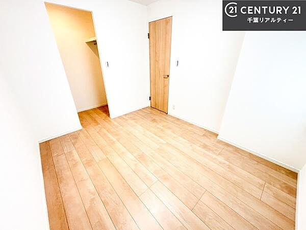 優しい光が差し込む洋室は、朝の目覚めも気持ちが良さそうですね。おうち時間もゆったりと過ごすことができます。優しい色合いのフローリングがどんな家具にもマッチします！