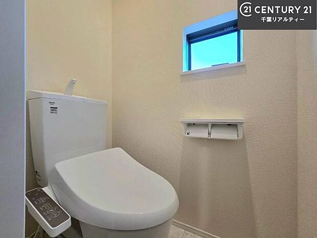 1・2階にトイレがございます!朝の忙しい時間帯も待たずにすみそうですね。白を基調とした清潔感のあるトイレでお手入れがしやすいです!