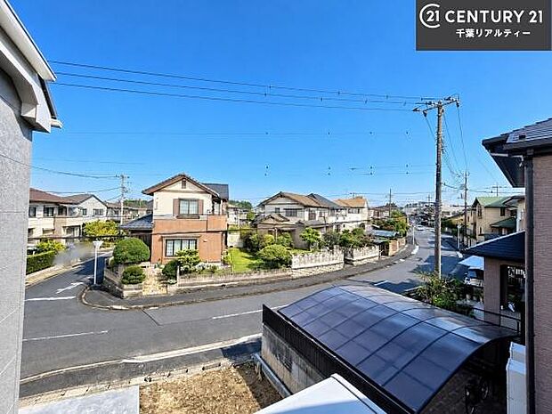 落ち着きある住宅街です!周囲には高い建物がなく、空が広く開放感があり、陽当たりを大きく遮られることもありません!気持ちの良い風が通り抜ける街並みです!