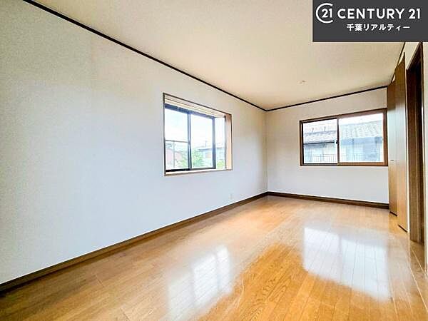 掃き出し窓がないお部屋は、お子様のお部屋としても安心です！収納スペースも充実しているので散らかったお部屋をサッと片付けられます！