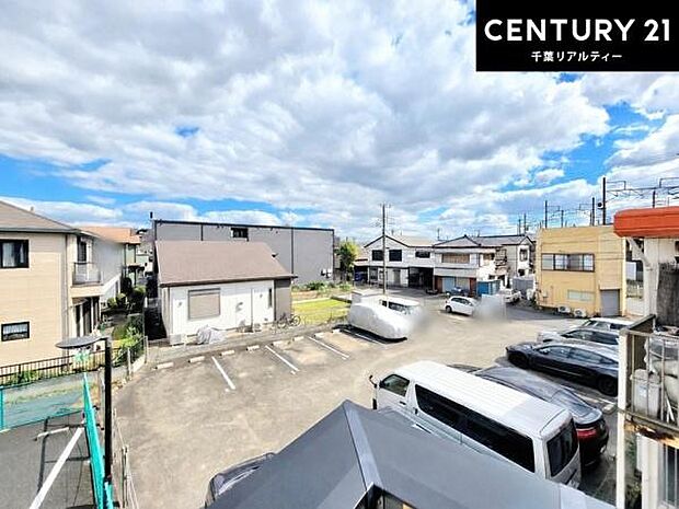 晴れた日には青い空を見渡せる開放的な時間を楽しめます。気持ちの良い風が通り抜ける街並みです!
