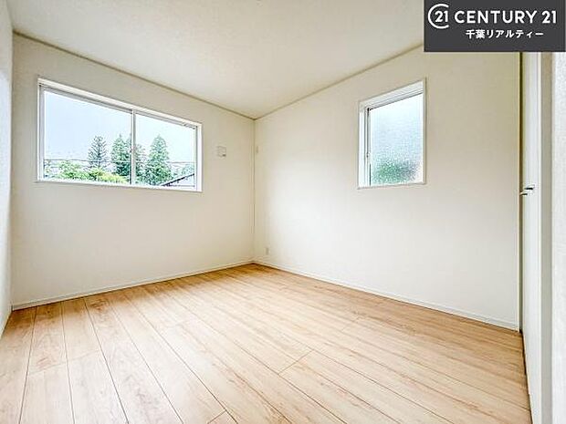 掃き出し窓がないお部屋は、お子様のお部屋としても安心です!収納スペースも充実しているので散らかったお部屋をサッと片付けられます!