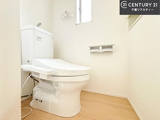 1・2階にトイレがございます！朝の忙しい時間帯も待たずにすみそうですね。白を基調とした清潔感のあるトイレでお手入れがしやすいです！