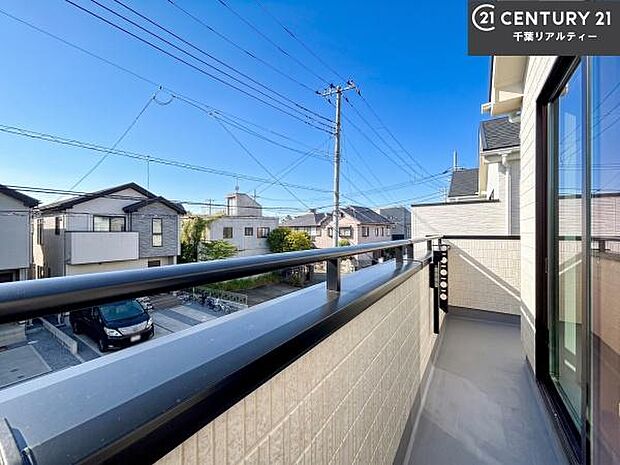 落ち着きある住宅街です!周囲には高い建物がなく、空が広く開放感があり、陽当たりを大きく遮られることもありません!気持ちの良い風が通り抜ける街並みです!