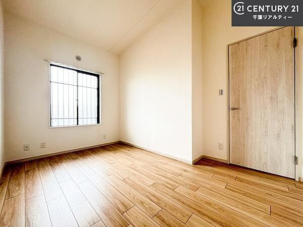 掃き出し窓がないお部屋は、お子様のお部屋としても安心です！収納スペースも充実しているので散らかったお部屋をサッと片付けられます！