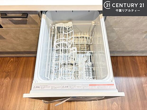 食洗機付きのキッチンです!忙しい時や手荒れ防止として大変活躍する便利な仕様です!ビルトインなのでキッチンの場所を取らず調理スペースを広く使うことが出来ます!