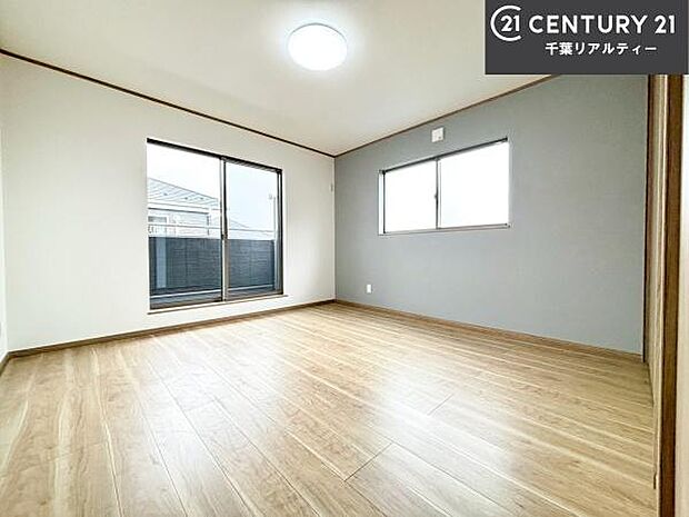 バルコニーに面している洋室です。明るく温もりがあり、換気もしっかりできます!朝起きて、外に出て背伸びをしつつ深呼吸をし良い朝を迎え入れることができます。