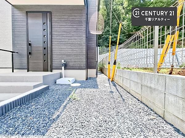 陽当たり良好なお庭です！晴れた日には青い空を見渡せる開放的な時間を楽しめます。ガーデニングや家庭菜園も楽しめます！
