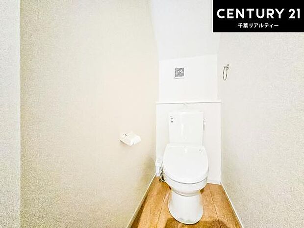 1・2階にトイレがございます!朝の忙しい時間帯も待たずにすみそうですね。白を基調とした清潔感のあるトイレでお手入れがしやすいです!