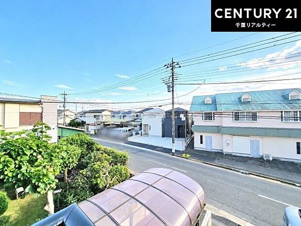 晴れた日には青い空を見渡せる開放的な時間を楽しめます。気持ちの良い風が通り抜ける街並みです！
