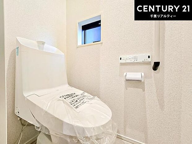 清潔感のある色味のお手洗いです！さわやかでスッキリする空間です！白を基調としているので、お手入れがしやすいトイレです！