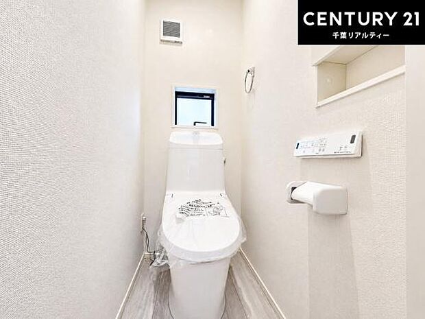 1・2階にトイレがございます！朝の忙しい時間帯も待たずにすみそうですね。白を基調とした清潔感のあるトイレでお手入れがしやすいです！