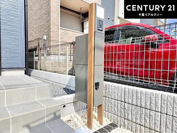 ポスト一体型宅配ボックス！玄関周りをすっきり見せつつ、再配達のストレスなく荷物を確実に受け取れる点が最大の特徴です。防犯性が高く、大型メール便にも対応可能！
