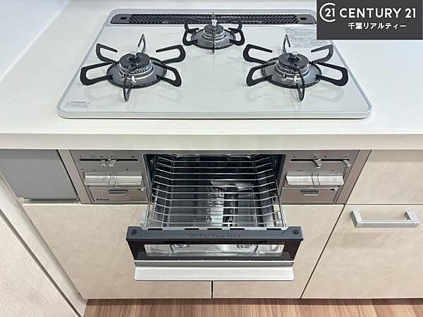 コンロは三口あるのでお料理の同時進行ができます。もちろんグリル付きです。調理スペースも広々している為作業がしやすい！使い勝手が良いシステムキッチンです！