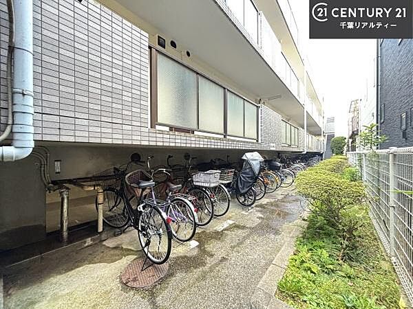 駐輪場完備で、お子さまの自転車や通勤用の自転車も安心して置けます。ご家族にもうれしい便利な設備です。駐輪場の空き状況については管理会社にご確認ください。