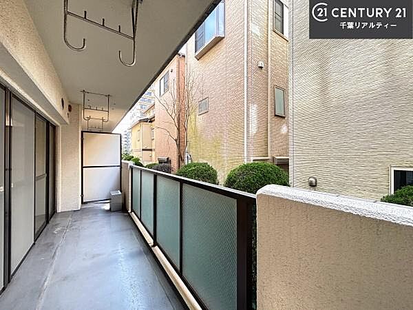 周囲は住宅が立ち並ぶ街並み。バルコニーは洗濯物干しなど、日々の暮らしに欠かせないスペースです。
