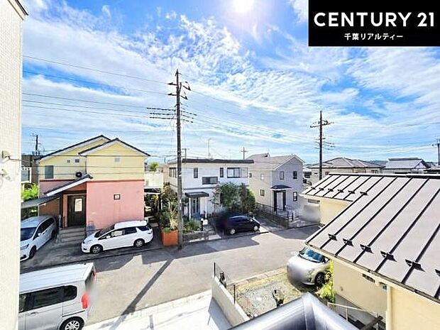 落ち着きある住宅街です!周囲には高い建物がなく、空が広く開放感があり、陽当たりを大きく遮られることもありません!気持ちの良い風が通り抜ける街並みです!