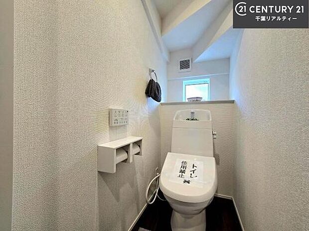 1・2階にトイレがございます！朝の忙しい時間帯も待たずにすみそうですね。白を基調とした清潔感のあるトイレでお手入れがしやすいです！