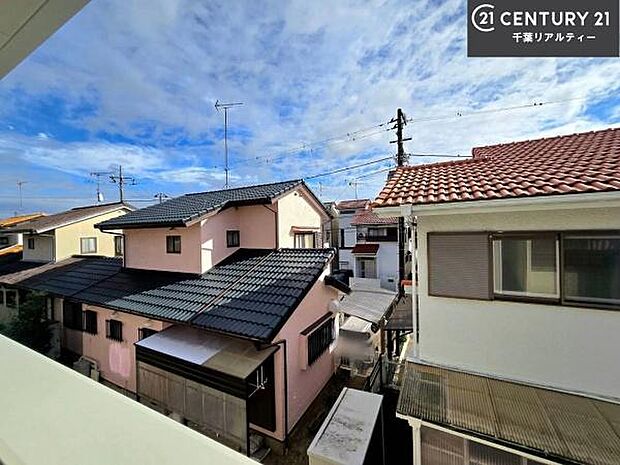 落ち着きある住宅街です！周囲には高い建物がなく、空が広く開放感があり、陽当たりを大きく遮られることもありません！気持ちの良い風が通り抜ける街並みです！