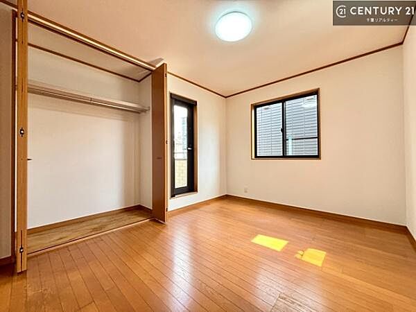 2面採光を確保した明るい室内は、風通しも良く大変居心地の良い空間となっております。リラックスして過ごせる心地の良いお部屋です！