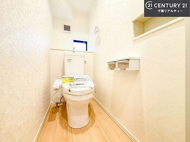 1・2階にトイレがございます!朝の忙しい時間帯も待たずにすみそうですね。白を基調とした清潔感のあるトイレでお手入れがしやすいです!