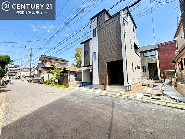 前面道路6ｍ！陽当り良好な立地です。車庫入れが苦手な方も安心ですね。