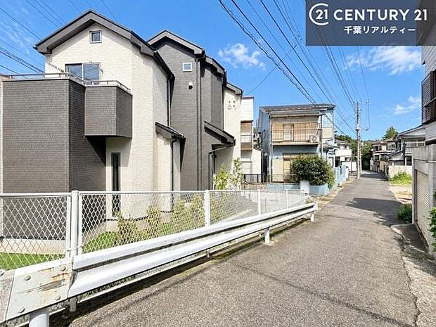 落ち着いた街並みが広がる閑静な住宅街に位置し、穏やかで心安らぐ暮らしを叶える住環境です。