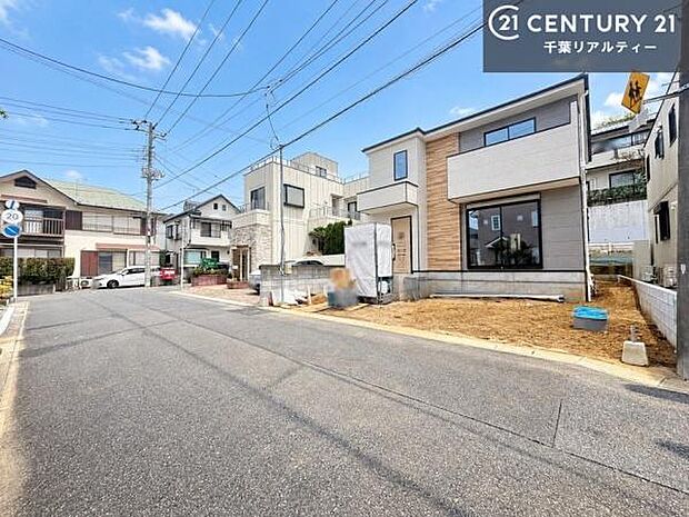前面道路6m!陽当り良好な立地です。車庫入れが苦手な方も安心ですね。