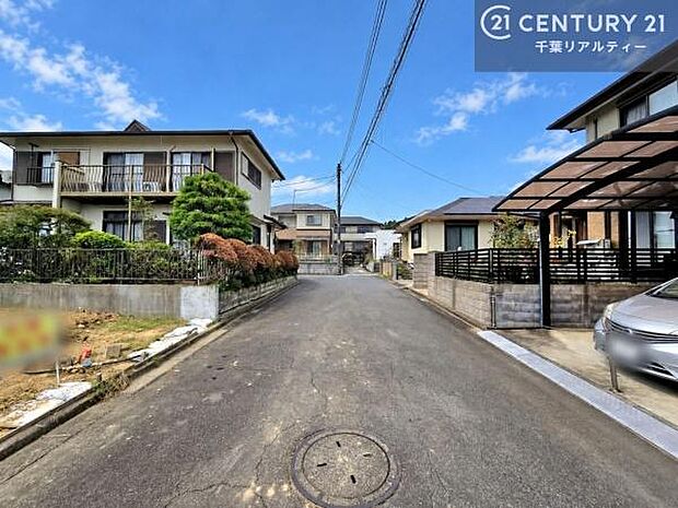 前面道路は約5.9mのゆとりある幅員を確保。道路に開放感があり、車の出し入れもしやすいのが魅力です。ぜひ現地で道路の広さや周辺環境をご確認ください。